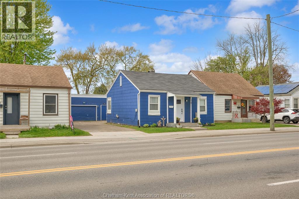 14 McNaughton Avenue, Wallaceburg — photograph 3