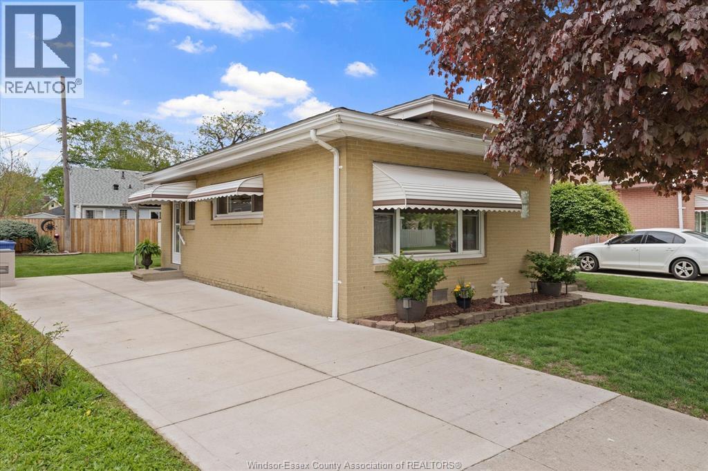 3574 Connaught Avenue, Windsor — photograph 2