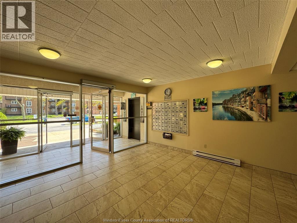 6647 Thornberry Crescent, Windsor — photograph 2