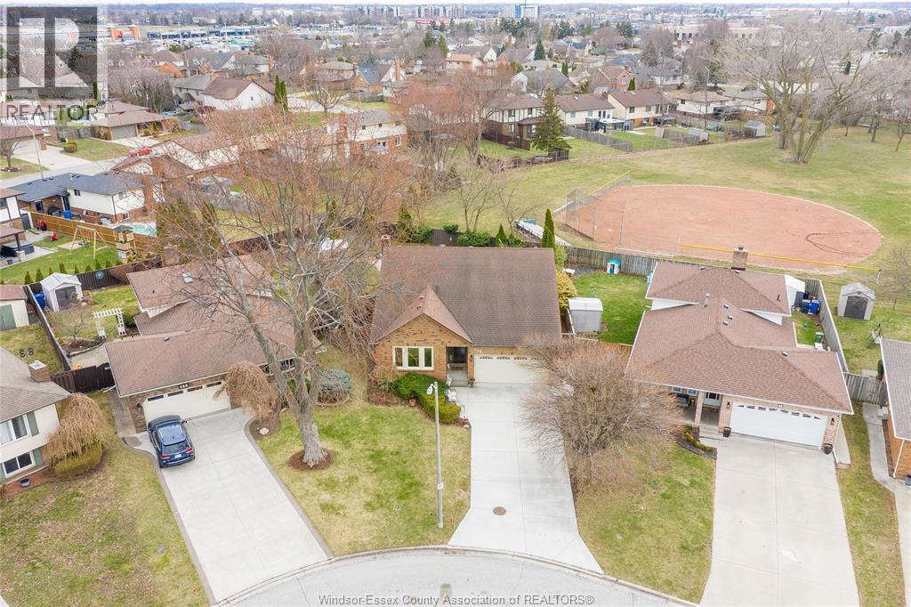 468 Amberly, Tecumseh — photograph 2