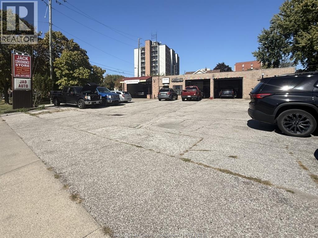 3414 Wyandotte Street, Windsor — photograph 2