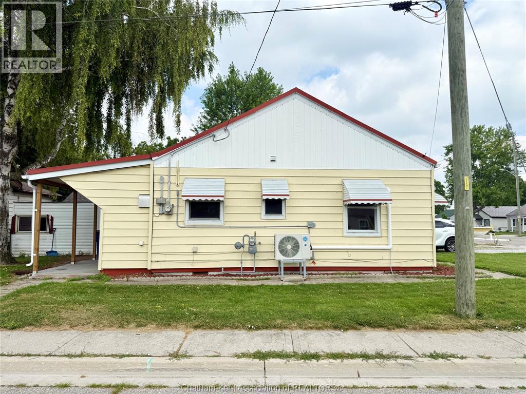 20 McNaughton Avenue, Wallaceburg — photograph 3