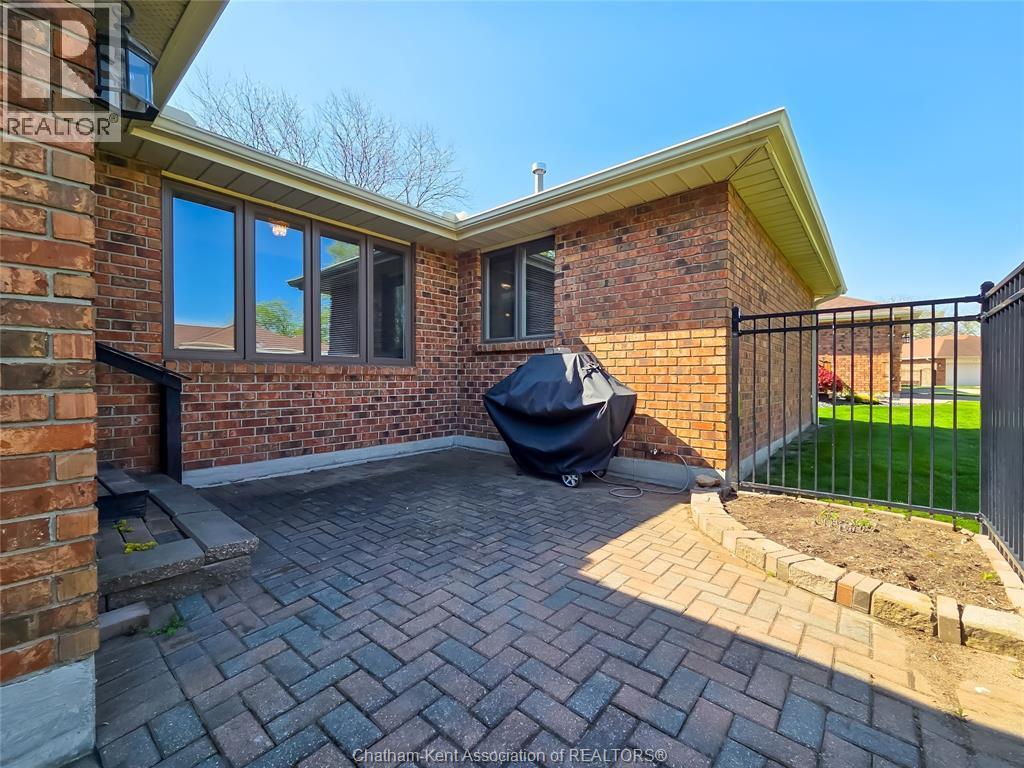 21 Earl Drive, Chatham — photograph 2