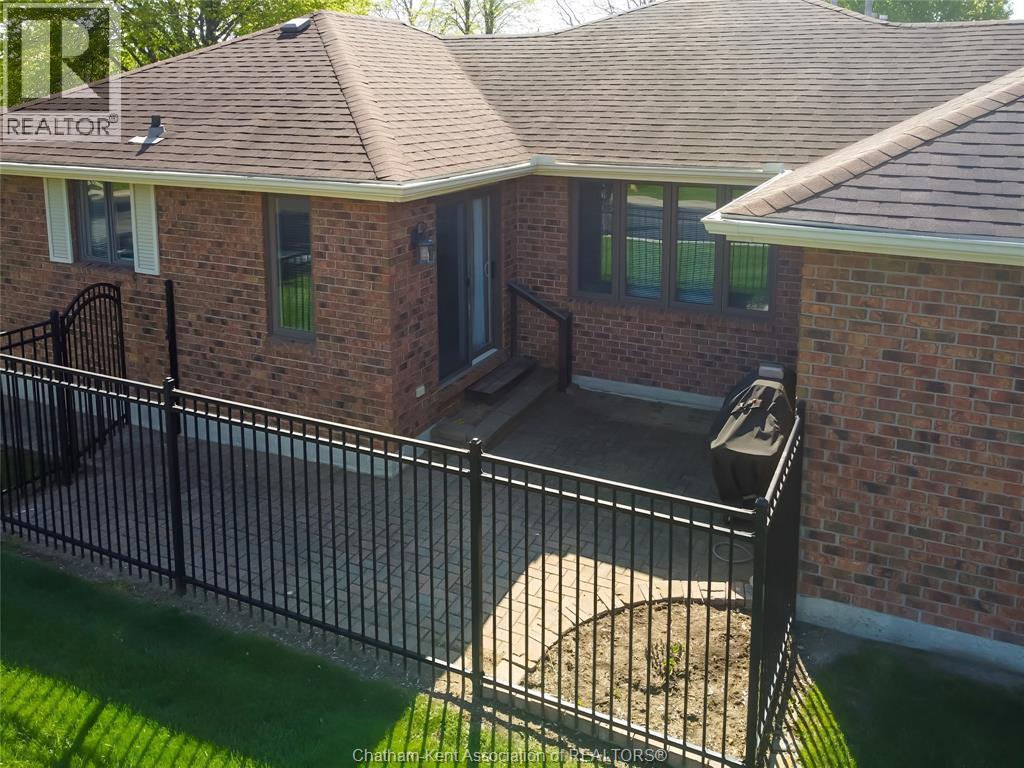 Single Family — 21 Earl Drive, Chatham, Ontario
