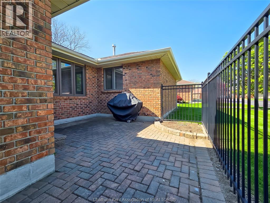 21 Earl Drive, Chatham — photograph 3