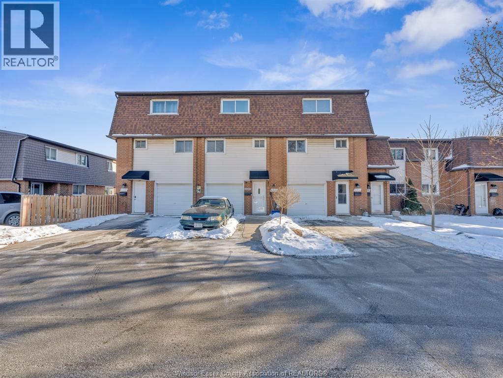 6312 Thornberry, Windsor — photograph 2