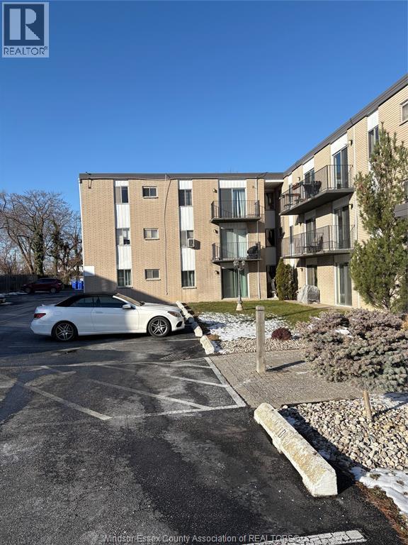 6490 Wyandotte #201, Windsor — photograph 2