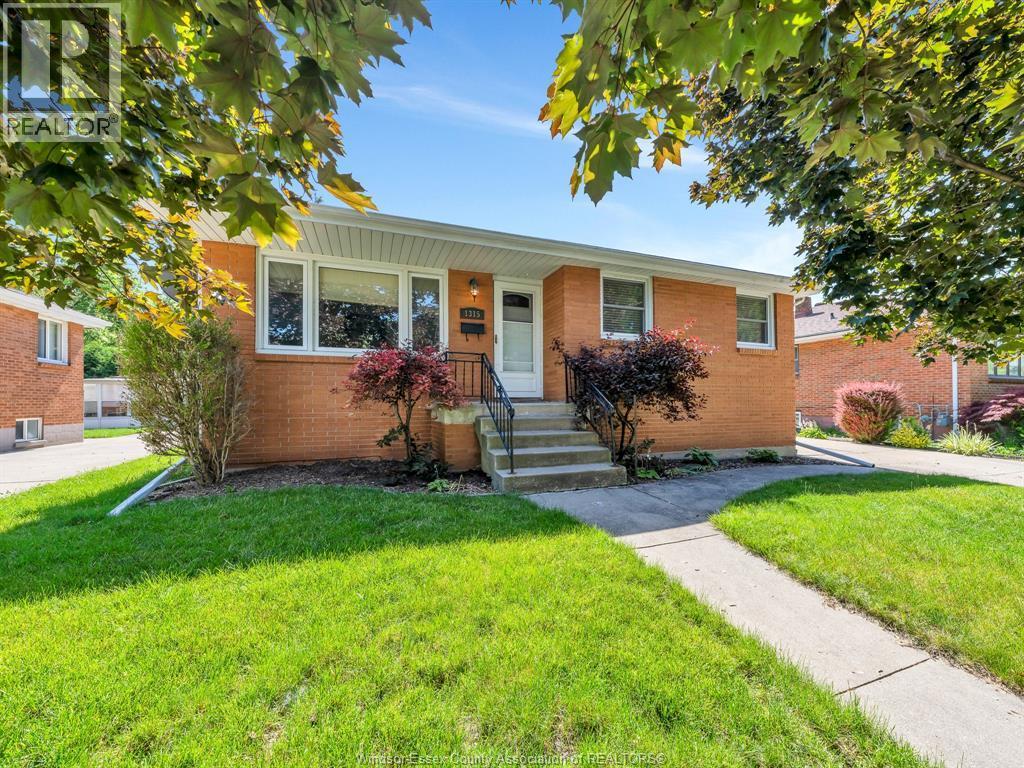 1315 Janette Avenue, Windsor — photograph 2