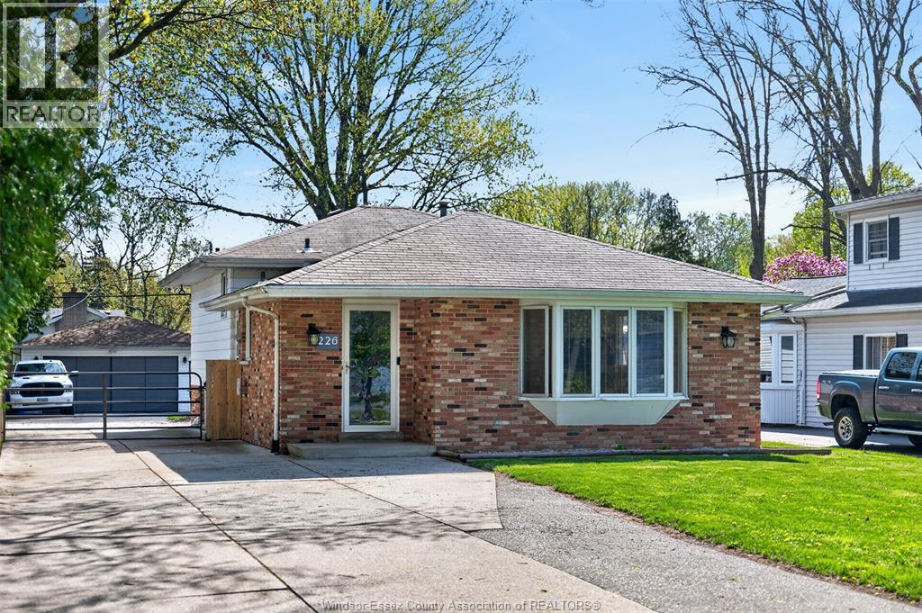226 Edgewater Boulevard, Tecumseh — photograph 3