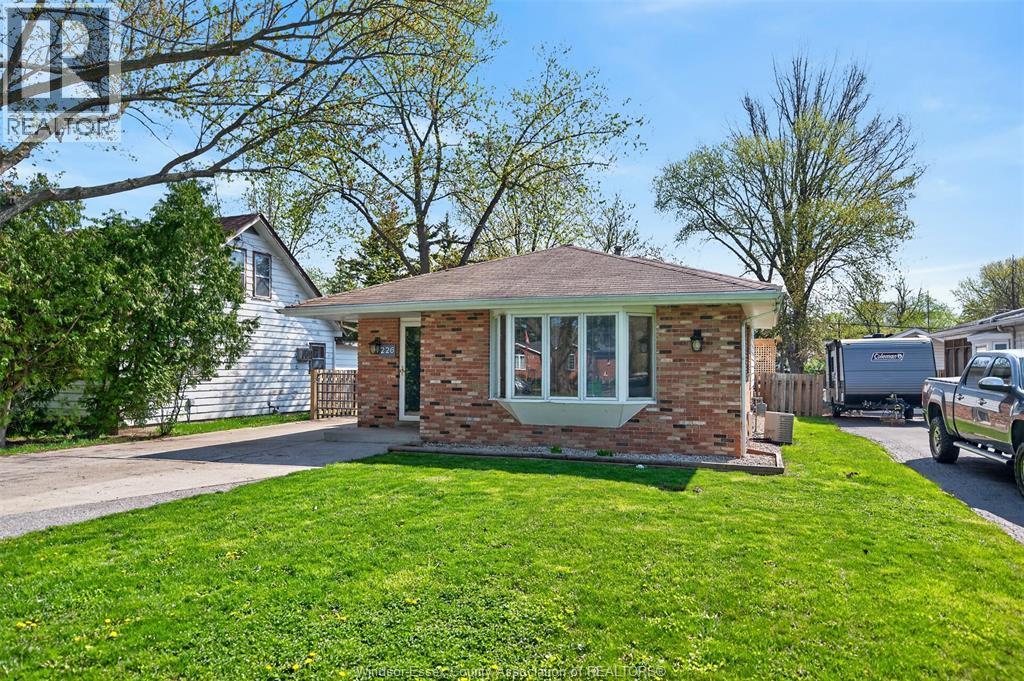 226 Edgewater Boulevard, Tecumseh — photograph 2