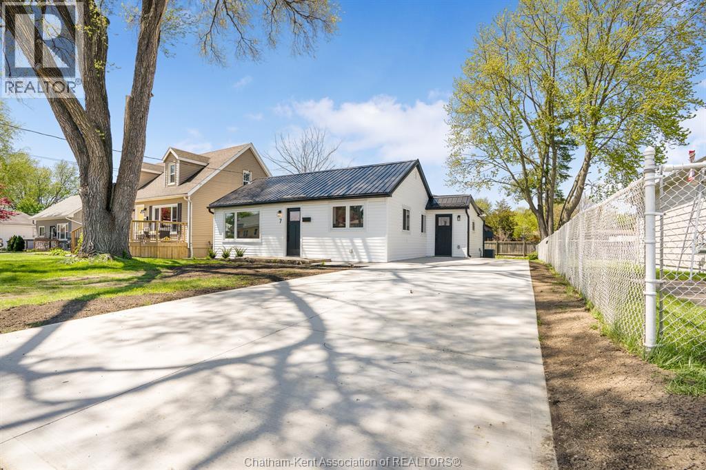 Single Family — 7 Oxley Drive, Chatham, Ontario