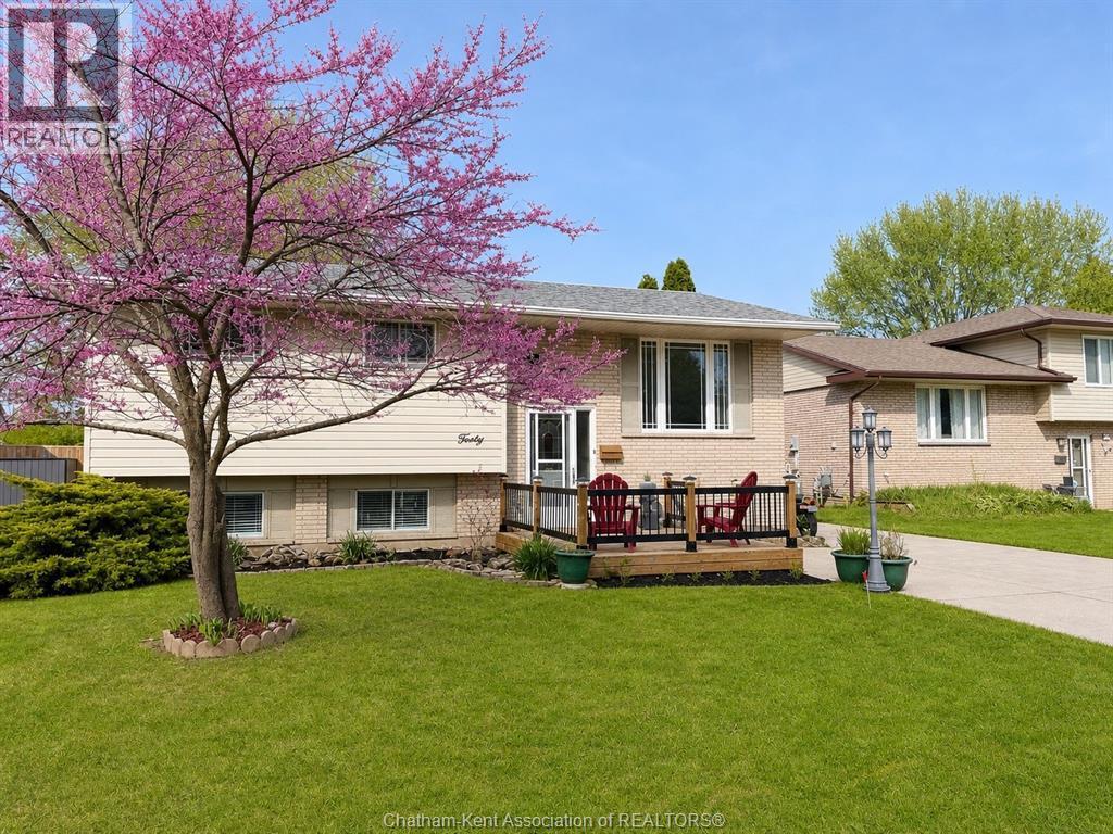 Single Family — 40 Thornhill Crescent, Chatham, Ontario
