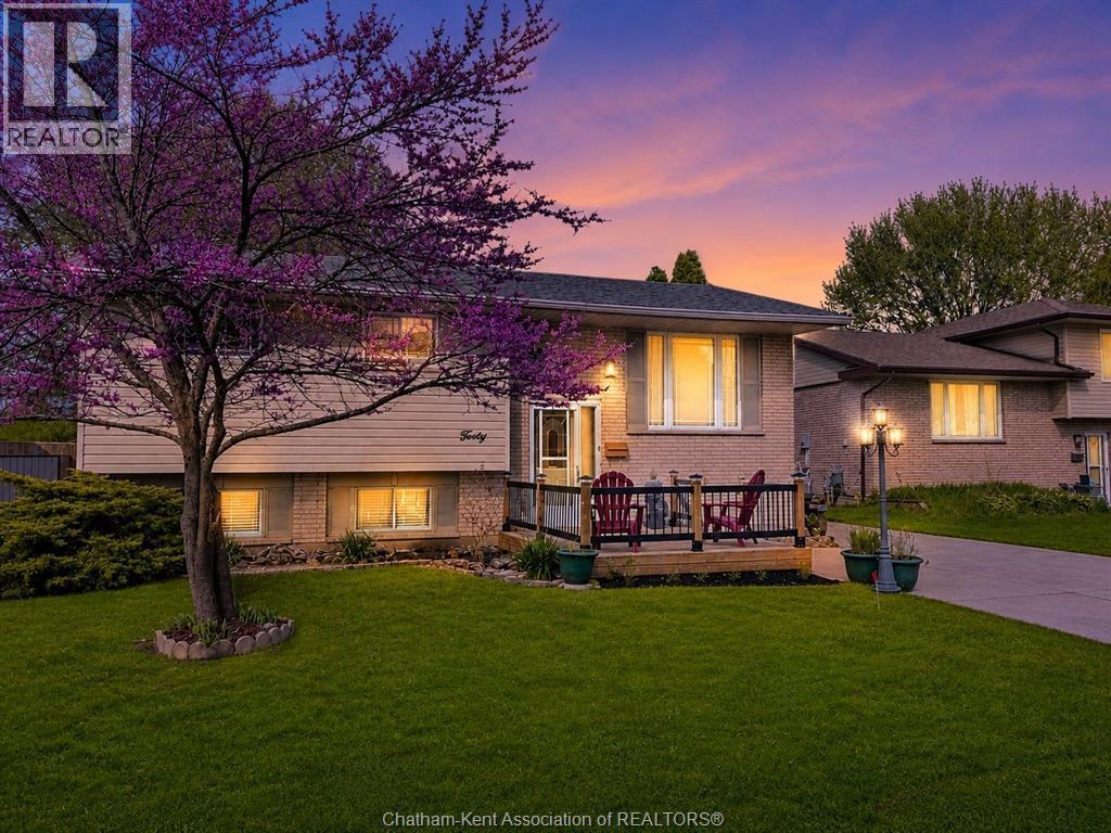 40 Thornhill Crescent, Chatham — photograph 2