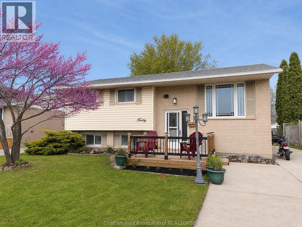 40 Thornhill Crescent, Chatham — photograph 3