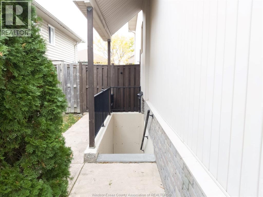 4694 Helsinki #LOWER, Windsor — photograph 2