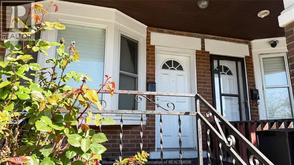 1424 Wyandotte Street, Windsor — photograph 3