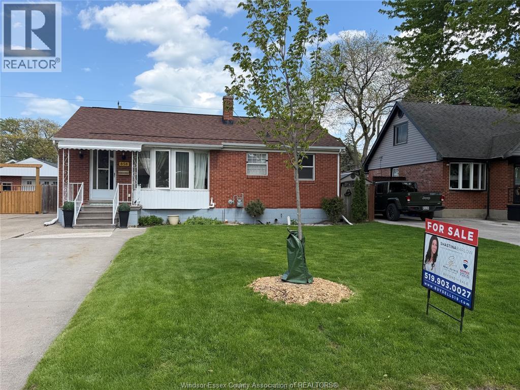 858 Laporte, Windsor — photograph 2