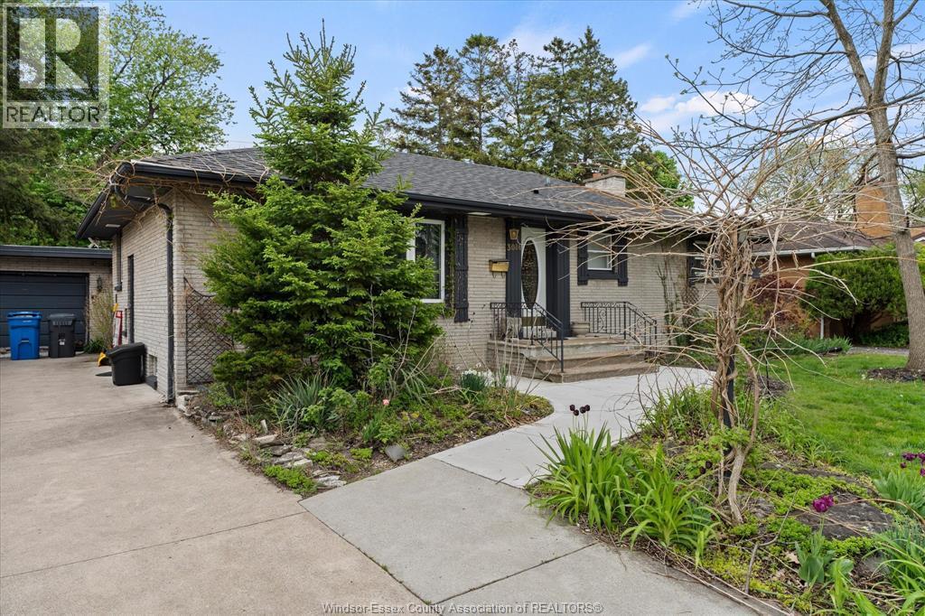 3086 Avondale Avenue, Windsor — photograph 2