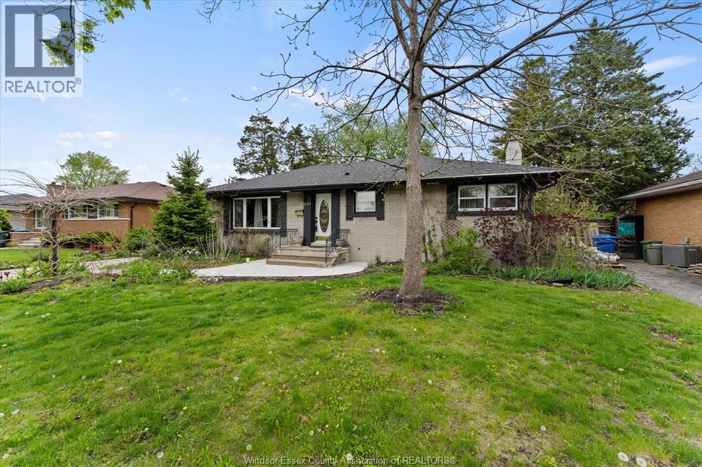 3086 Avondale Avenue, Windsor — photograph 3