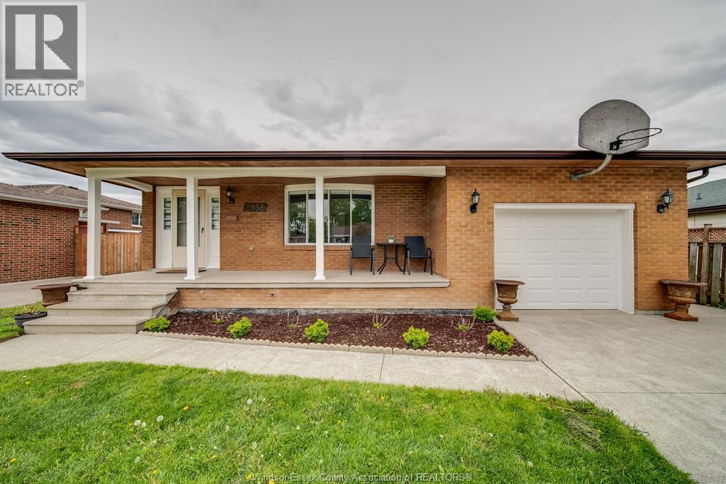 2958 Lloyd George Boulevard, Windsor — primary photograph