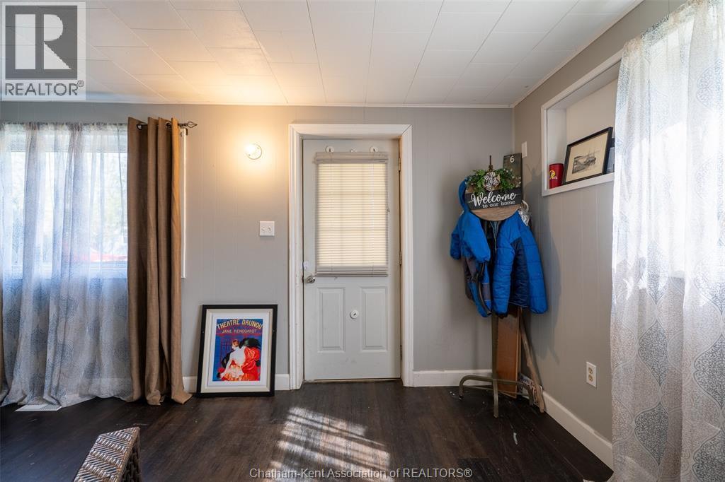 128 Elizabeth Street, Thamesville — photograph 3