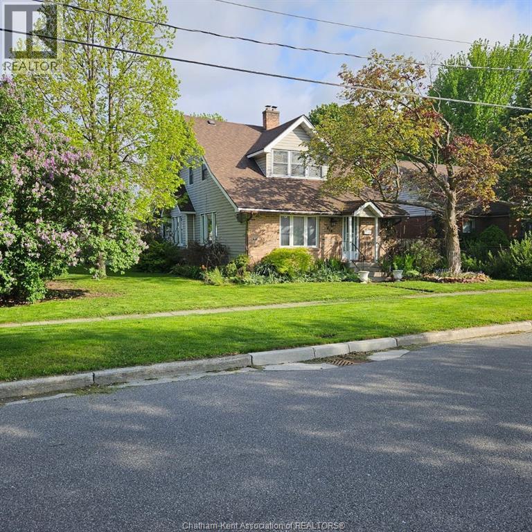 Single Family — 418 Gillard Street, Wallaceburg, Ontario