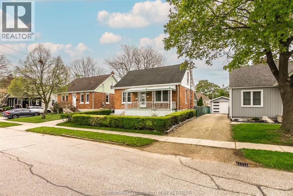 118 Alexandra Avenue, Chatham — photograph 2