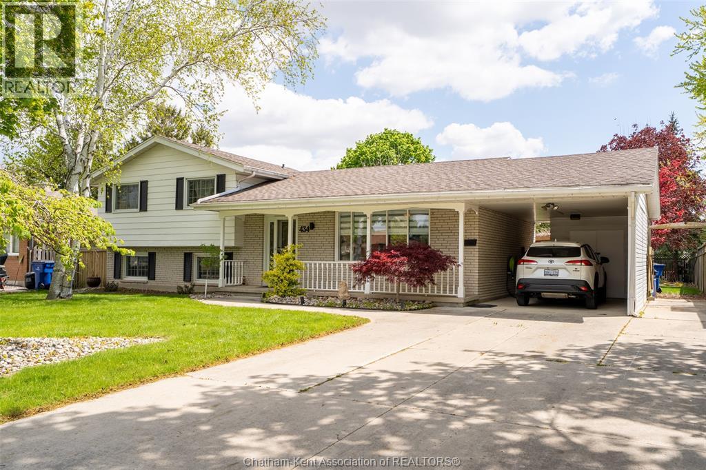 Single Family — 434 Dora Drive, Wallaceburg, Ontario