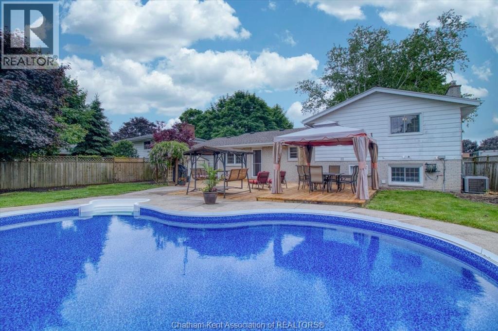 434 Dora Drive, Wallaceburg — photograph 3
