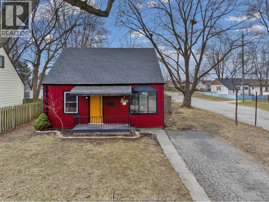 1205 Oak Avenue, Windsor — primary photograph