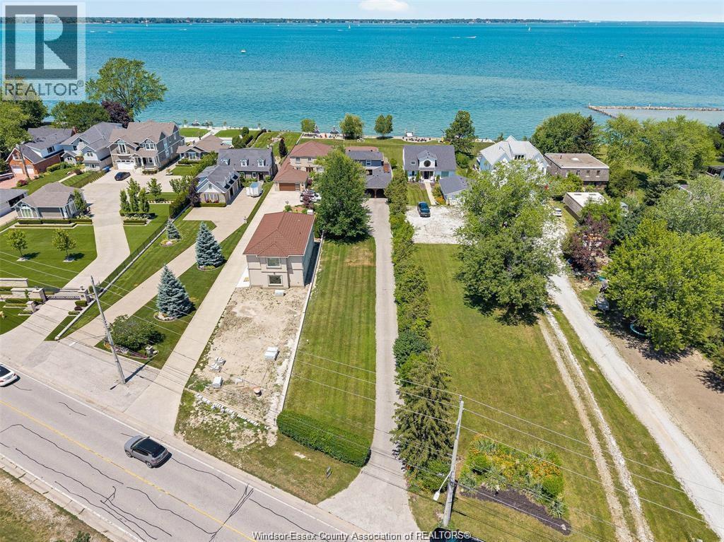 11830 Riverside Drive, Windsor — primary photograph