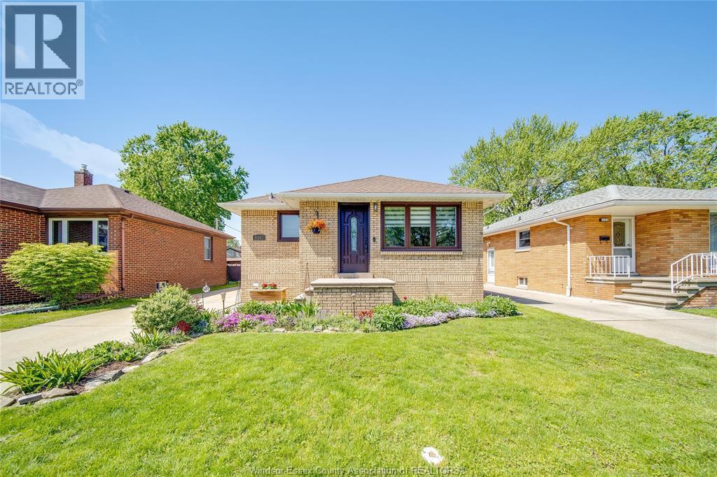 1347 Bernard Road, Windsor — photograph 2