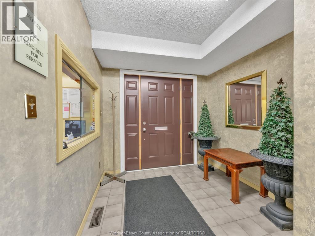 2828 Howard Avenue, Windsor — photograph 3