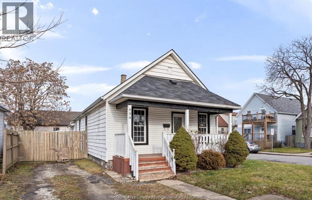 894 University Avenue, Windsor — photograph 2
