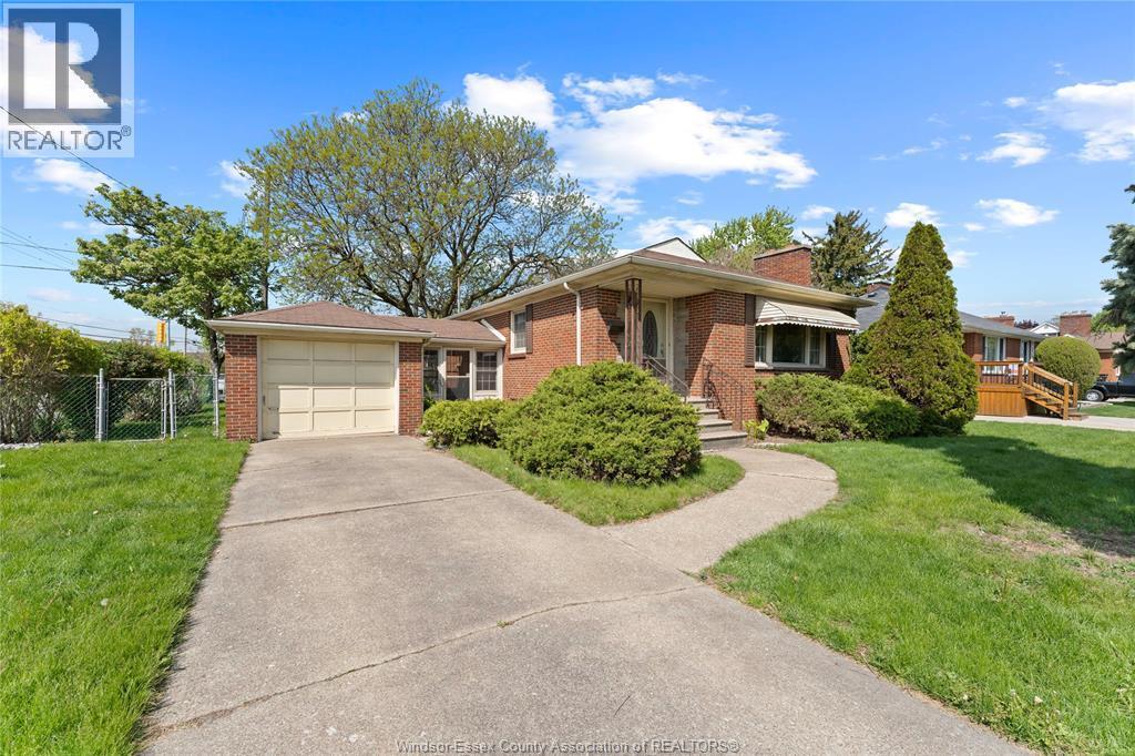 295 Henkel Place, Windsor — photograph 2