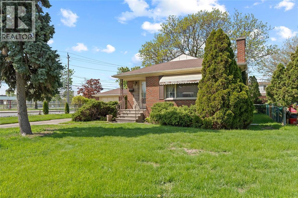 295 Henkel Place, Windsor — photograph 3