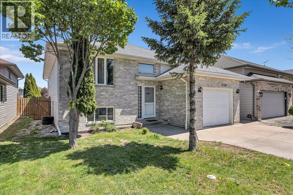 2558 Gatwick, Windsor — photograph 3