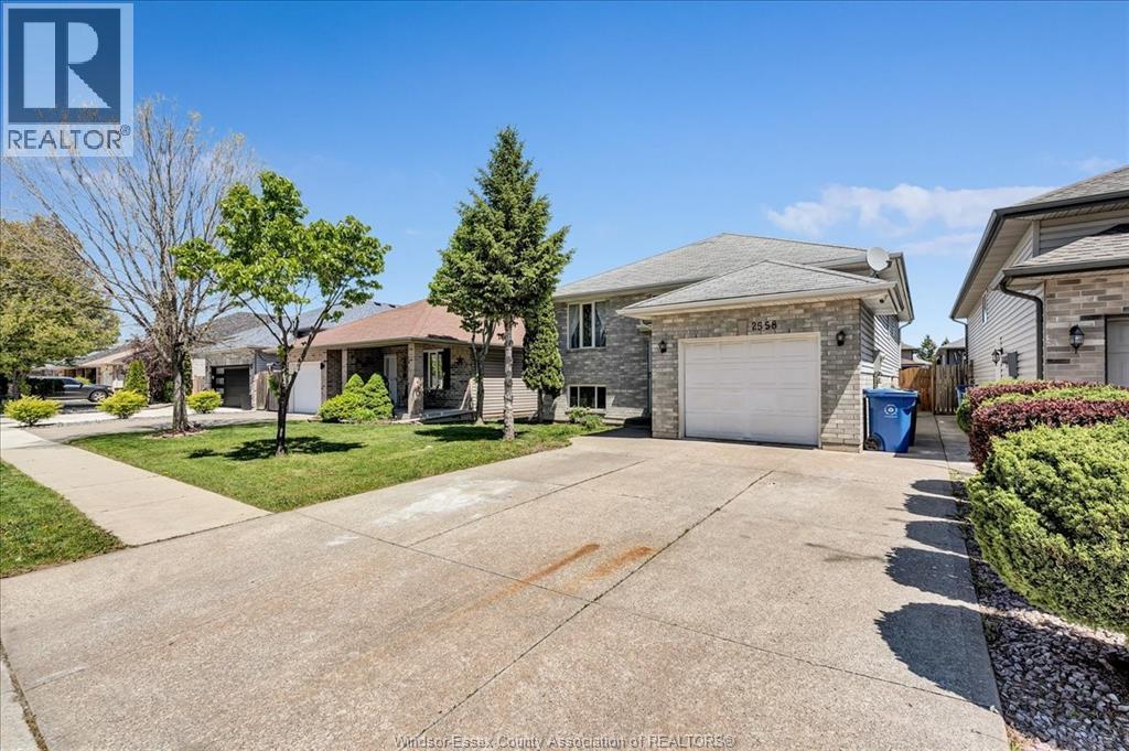 2558 Gatwick, Windsor — primary photograph