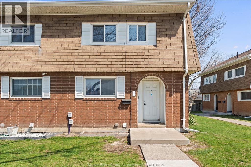 5513 Coronation, Windsor — photograph 2