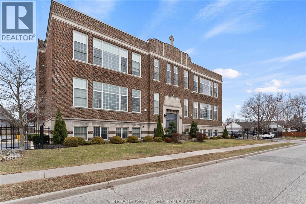 647 Irvine #303, Windsor — photograph 2