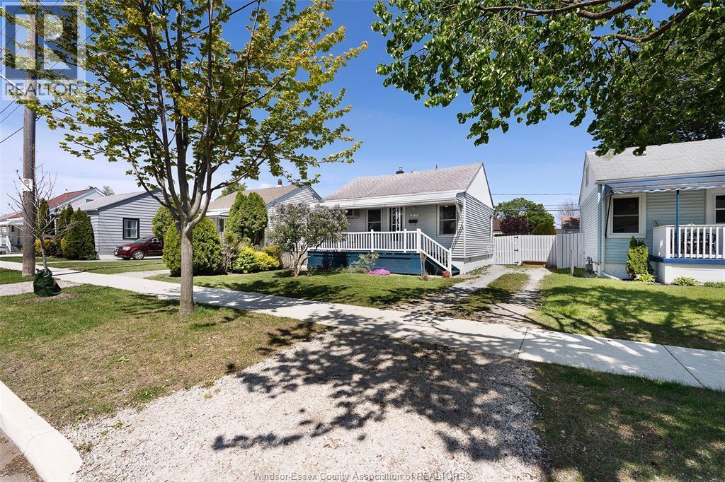 2170 Wellesley Avenue, Windsor — photograph 2