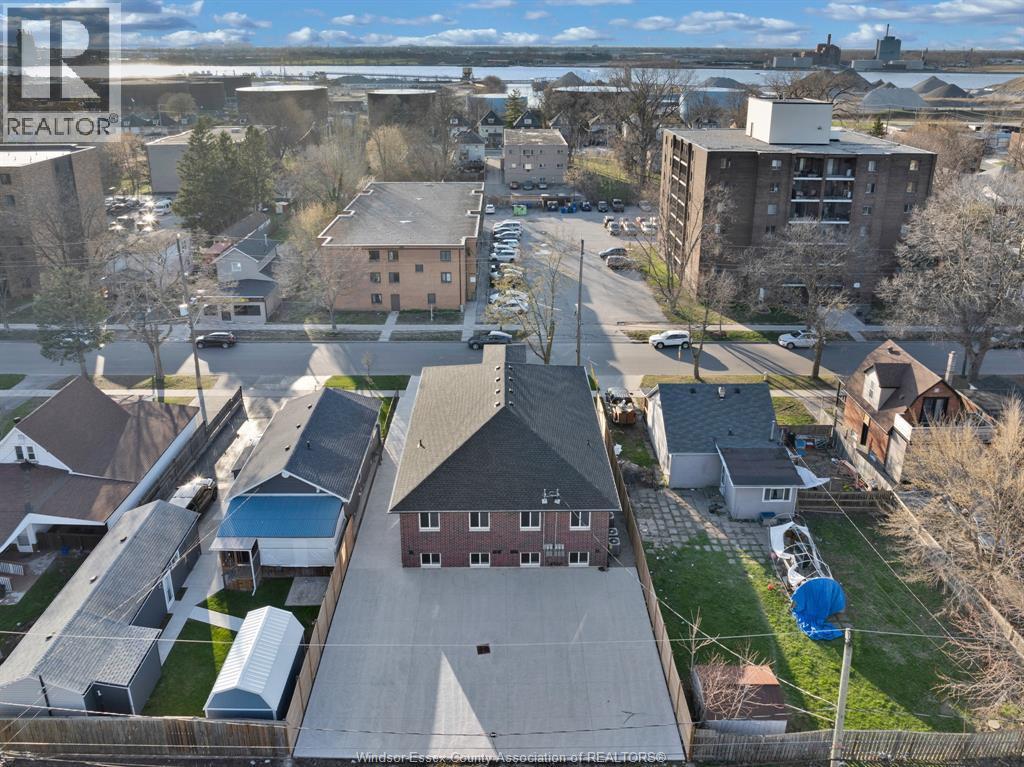 3549 Peter Street, Windsor — photograph 2