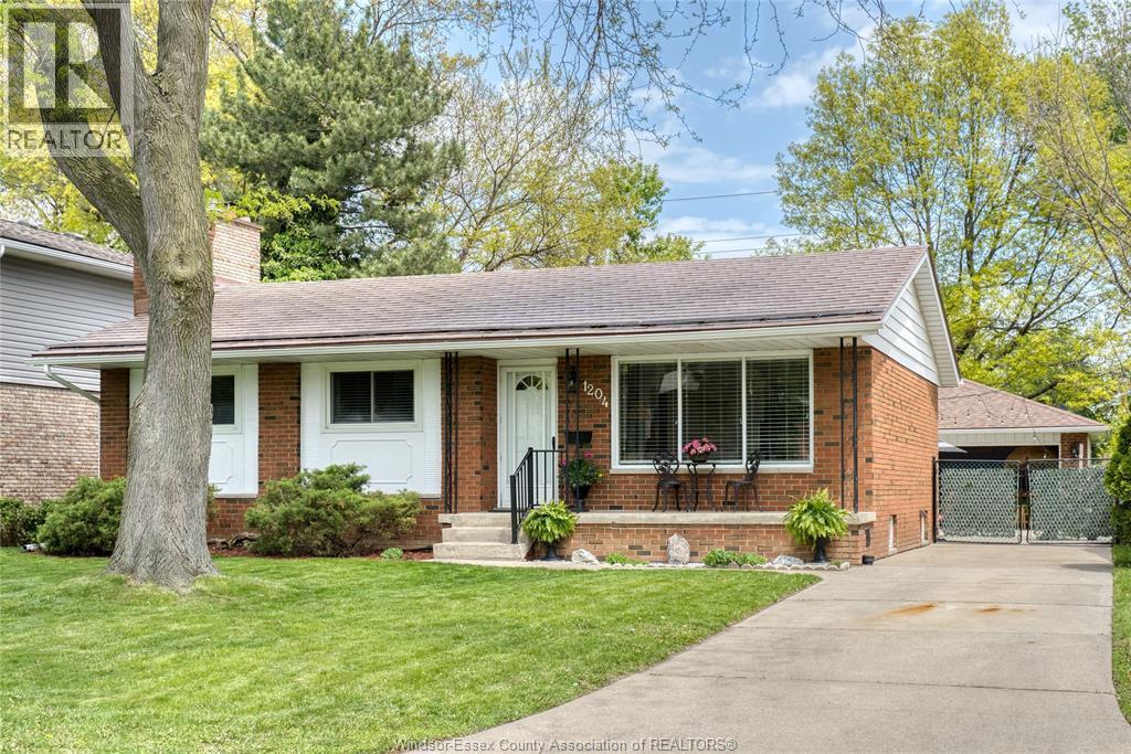 1204 Sumach, Windsor — photograph 2