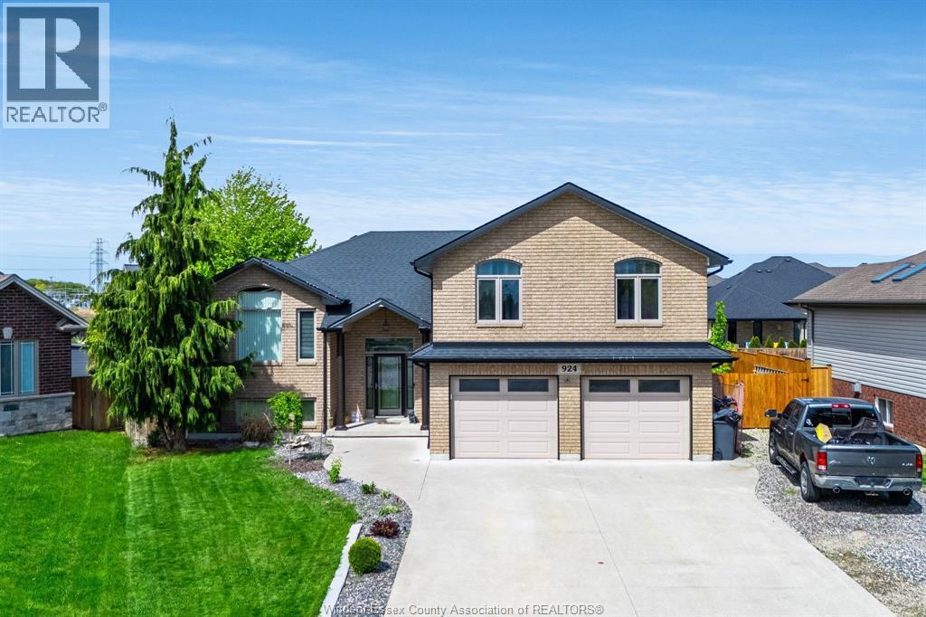 Single Family — 924 Driftwood Crescent, Lakeshore, Ontario