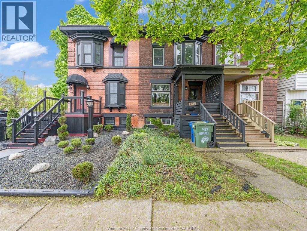 426 Bruce Avenue, Windsor — photograph 2