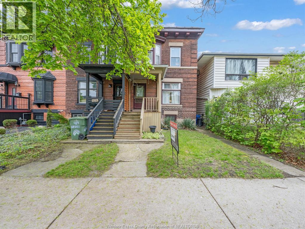 426 Bruce Avenue, Windsor — photograph 3