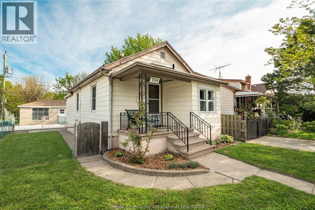 704 Charlotte, Windsor — primary photograph
