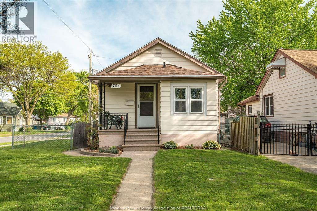 704 Charlotte, Windsor — photograph 2