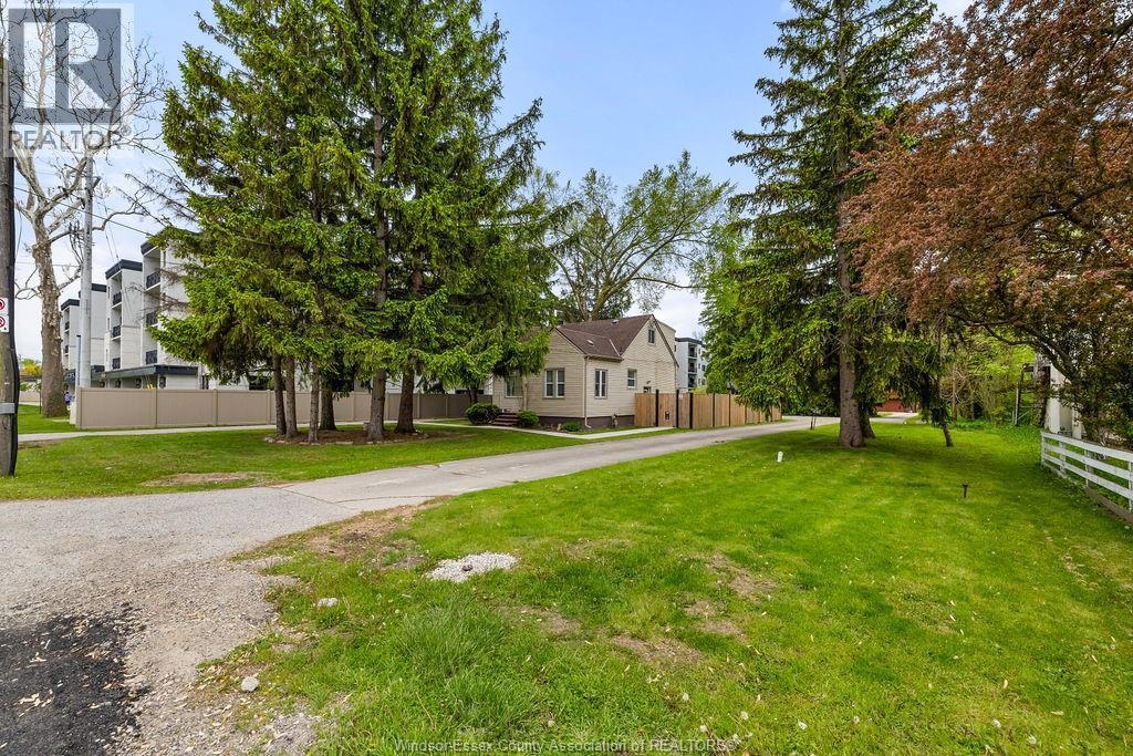 3803 Howard Avenue, Windsor — photograph 2