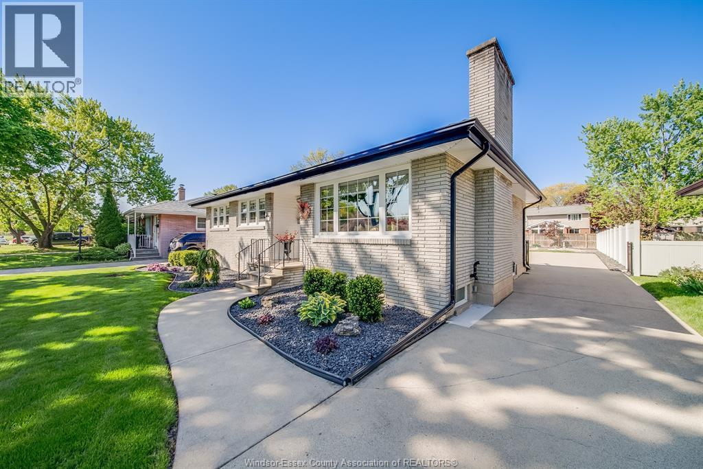 1211 Parkview Avenue, Windsor — photograph 2